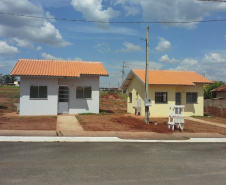Mais 48 famílias da região Noroeste do Paraná receberam nesta quinta-feira (19) as chaves de novas casas populares. Os projetos beneficiaram 24 famílias de Xambrê e outras 24 de Francisco Alves, que se somam a outras 20 de Mariluz que foram contempladas na quarta-feira (18). 

