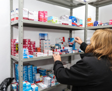  Secretaria de Saúde vai adotar de um novo sistema de entrega de medicamentos pelas farmácias do Estado aos usuários. O objetivo é evitar as filas e a saída de pessoas do isolamento social, além de reforçar os cuidados contra a circulação do novo coronavírus (Covid-19), seguindo as determinações do Ministério da Saúde e da Organização Mundial da Saúde (OMS).Foto: Geraldo Bubniak/AEN