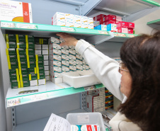  Secretaria de Saúde vai adotar de um novo sistema de entrega de medicamentos pelas farmácias do Estado aos usuários. O objetivo é evitar as filas e a saída de pessoas do isolamento social, além de reforçar os cuidados contra a circulação do novo coronavírus (Covid-19), seguindo as determinações do Ministério da Saúde e da Organização Mundial da Saúde (OMS).Foto: Geraldo Bubniak/AEN