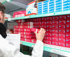  Secretaria de Saúde vai adotar de um novo sistema de entrega de medicamentos pelas farmácias do Estado aos usuários. O objetivo é evitar as filas e a saída de pessoas do isolamento social, além de reforçar os cuidados contra a circulação do novo coronavírus (Covid-19), seguindo as determinações do Ministério da Saúde e da Organização Mundial da Saúde (OMS).Foto: Geraldo Bubniak/AEN
