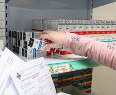  Secretaria de Saúde vai adotar de um novo sistema de entrega de medicamentos pelas farmácias do Estado aos usuários. O objetivo é evitar as filas e a saída de pessoas do isolamento social, além de reforçar os cuidados contra a circulação do novo coronavírus (Covid-19), seguindo as determinações do Ministério da Saúde e da Organização Mundial da Saúde (OMS).Foto: Geraldo Bubniak/AEN