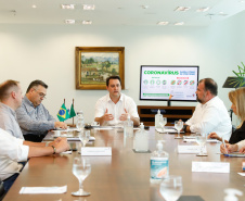 O Governo do Estado está alinhando com as emissoras e meios de comunicação do Paraná a divulgação das notícias sobre o novo coronavírus. O governador Carlos Massa Ratinho Junior recebeu nesta sexta-feira (20) chefes de reportagem e proprietários de veículos para alinhar as informações e destacar a colaboração da imprensa no papel de manter a população bem informada sobre a evolução e as medidas de contenção do Covid-19.