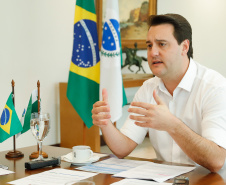 O Governo do Estado está alinhando com as emissoras e meios de comunicação do Paraná a divulgação das notícias sobre o novo coronavírus. O governador Carlos Massa Ratinho Junior recebeu nesta sexta-feira (20) chefes de reportagem e proprietários de veículos para alinhar as informações e destacar a colaboração da imprensa no papel de manter a população bem informada sobre a evolução e as medidas de contenção do Covid-19.