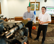 O Governo do Estado está alinhando com as emissoras e meios de comunicação do Paraná a divulgação das notícias sobre o novo coronavírus. O governador Carlos Massa Ratinho Junior recebeu nesta sexta-feira (20) chefes de reportagem e proprietários de veículos para alinhar as informações e destacar a colaboração da imprensa no papel de manter a população bem informada sobre a evolução e as medidas de contenção do Covid-19.