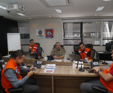 Soldados do Exército, militares estaduais, coordenadores municipais da Defesa Civil do Paraná, radioamadores voluntários e agentes de saúde municipais realizam uma grande ação de combate à dengue em 17 cidades do Estado. Foto: Gilson AbreuAEN