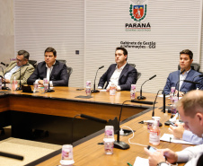 O governador Carlos Massa Ratinho Junior participou nesta segunda-feira (23) de uma videoconferência com o ministro da Infraestrutura, Tarcísio de Freitas, juntamente com os demais governadores dos estados que formam o Consórcio de Integração Sul e Sudeste (Cosud).