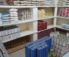 As escolas estaduais do Paraná já estão se organizando para realizar a primeira entrega dos alimentos que compõem a merenda escolar para estudantes inscritos no programa Bolsa Família e/ou em situação de vulnerabilidade, conforme o governador Carlos Massa Ratinho Junior determinou no Decereto 4.316/2020. São cerca de 230 mil alunos inscritos no programa no Paraná. Foto:SEED