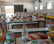 As escolas estaduais do Paraná já estão se organizando para realizar a primeira entrega dos alimentos que compõem a merenda escolar para estudantes inscritos no programa Bolsa Família e/ou em situação de vulnerabilidade, conforme o governador Carlos Massa Ratinho Junior determinou no Decereto 4.316/2020. São cerca de 230 mil alunos inscritos no programa no Paraná. Foto:SEED