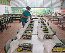As escolas estaduais do Paraná já estão se organizando para realizar a primeira entrega dos alimentos que compõem a merenda escolar para estudantes inscritos no programa Bolsa Família e/ou em situação de vulnerabilidade, conforme o governador Carlos Massa Ratinho Junior determinou no Decereto 4.316/2020. São cerca de 230 mil alunos inscritos no programa no Paraná. Foto:SEED