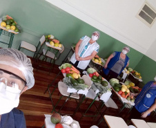 As escolas estaduais do Paraná já estão se organizando para realizar a primeira entrega dos alimentos que compõem a merenda escolar para estudantes inscritos no programa Bolsa Família e/ou em situação de vulnerabilidade, conforme o governador Carlos Massa Ratinho Junior determinou no Decereto 4.316/2020. São cerca de 230 mil alunos inscritos no programa no Paraná. Foto:SEED
