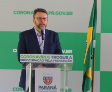O Governador Carlos Massa Ratinho Junior em pronunciamento nesta sexta-feira (27/03),  para anunciar medidas econômicas que o Governo do Estado adota para estimular a atividade produtiva e reduzir os impactos causados pela pandemia do novo coronavírus na economia. Na foto, o diretor-administrativo da Agência Paraná do BRDE, Wilson Bley Lipski.  Curitiba, 27/03/2020 - Foto: Geraldo Bubniak/AEN