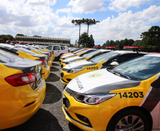 O Governador Carlos Massa Ratinho Junior entrega nesta sexta-feira (27/03),  118 viaturas para equipes da Policia Militar e Bombeiros  para auxiliar no combate a pandemia do novo coronavírus.  Curitiba, 27/03/2020 - Foto: Geraldo Bubniak/AEN