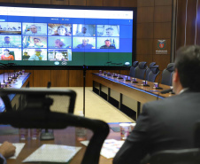 O governador Carlos Massa Ratinho Junior realizou reuniões por videoconferência neste sábado (28) e domingo (29) com 20 prefeitos das maiores cidades paranaenses. O objetivo foi reforçar a necessidade de aplicação das medidas que foram adotadas no Estado para a prevenção ao novo coronavírus, além de trocar experiências e alinhar as ações conjuntas de enfrentamento à Covid-19 no Paraná.