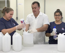 IPEM-PR doa lote de álcool gel para Defesa Civil, em Londrina. Foto: Ipem