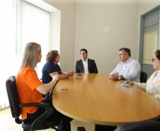 O Governador Carlos Massa Ratinho Junior em visita nesta quarta-feira (01/04), ao Laboratório Central do Estado - LACEN  acompanhado do secretario de Estado da Saúde, Beto Preto.  Curitiba, 01/04/2020 - Foto: Geraldo Bubniak/AEN