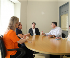 O Governador Carlos Massa Ratinho Junior em visita nesta quarta-feira (01/04), ao Laboratório Central do Estado - LACEN  acompanhado do secretario de Estado da Saúde, Beto Preto.  Curitiba, 01/04/2020 - Foto: Geraldo Bubniak/AEN