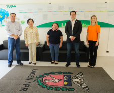 O Governador Carlos Massa Ratinho Junior em visita nesta quarta-feira (01/04), ao Laboratório Central do Estado - LACEN  acompanhado do secretario de Estado da Saúde, Beto Preto.  Curitiba, 01/04/2020 - Foto: Geraldo Bubniak/AEN