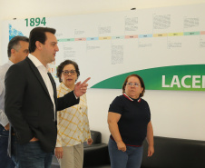 O Governador Carlos Massa Ratinho Junior em visita nesta quarta-feira (01/04), ao Laboratório Central do Estado - LACEN  acompanhado do secretario de Estado da Saúde, Beto Preto.  Curitiba, 01/04/2020 - Foto: Geraldo Bubniak/AEN