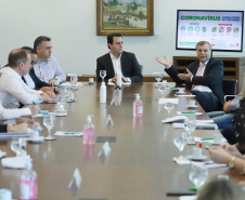 O governador Carlos Massa Ratinho Junior se reuniu nesta sexta-feira (03), no Palácio Iguaçu, com um grupo de infectologistas de alguns dos principais hospitais de referência de Curitiba. O encontro serviu para analisar o momento atual de enfrentamento ao coronavírus no Paraná e alinhar estratégias para as próximas semanas.