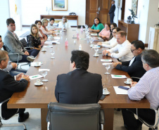 O governador Carlos Massa Ratinho Junior se reuniu nesta sexta-feira (03), no Palácio Iguaçu, com um grupo de infectologistas de alguns dos principais hospitais de referência de Curitiba. O encontro serviu para analisar o momento atual de enfrentamento ao coronavírus no Paraná e alinhar estratégias para as próximas semanas.
