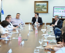 O governador Carlos Massa Ratinho Junior se reuniu nesta sexta-feira (03), no Palácio Iguaçu, com um grupo de infectologistas de alguns dos principais hospitais de referência de Curitiba. O encontro serviu para analisar o momento atual de enfrentamento ao coronavírus no Paraná e alinhar estratégias para as próximas semanas.