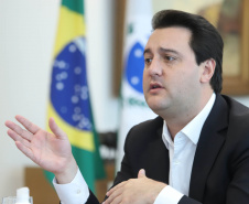 O governador Carlos Massa Ratinho Junior se reuniu nesta sexta-feira (03), no Palácio Iguaçu, com um grupo de infectologistas de alguns dos principais hospitais de referência de Curitiba. O encontro serviu para analisar o momento atual de enfrentamento ao coronavírus no Paraná e alinhar estratégias para as próximas semanas.