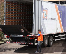 O Instituto de Tecnologia do Paraná (Tecpar) iniciou nesta sexta-feira (3) a distribuição do álcool antisséptico que passou a produzir para o Governo do Estado. A primeira remessa, com mil litros do produto, foi transportada pela Coordenadoria Estadual da Defesa Civil para ser entregue à Secretaria da Saúde. Foto:Tecpar