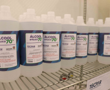 O Instituto de Tecnologia do Paraná (Tecpar) iniciou nesta sexta-feira (3) a distribuição do álcool antisséptico que passou a produzir para o Governo do Estado. A primeira remessa, com mil litros do produto, foi transportada pela Coordenadoria Estadual da Defesa Civil para ser entregue à Secretaria da Saúde. Foto:Tecpar