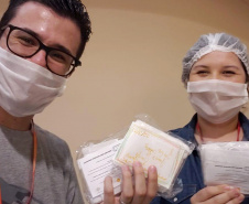 A Coordenação Estadual de Defesa Civil recebeu nesta sexta-feira (3) 1.000 máscaras de TNT. Elas serão usadas nas ações diárias do órgão, responsável por grande parte da logística de distribuição de donativos no Paraná. A entrega foi feita por voluntários da Associação Batista de Ação Social de Curitiba (Abasc) e a articulação foi realizada pela recém-criada Superintendência Geral de Ação Solidária. Foto: Divulgação