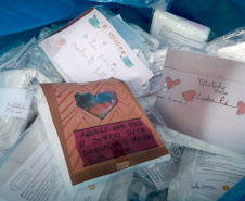 A Coordenação Estadual de Defesa Civil recebeu nesta sexta-feira (3) 1.000 máscaras de TNT. Elas serão usadas nas ações diárias do órgão, responsável por grande parte da logística de distribuição de donativos no Paraná. A entrega foi feita por voluntários da Associação Batista de Ação Social de Curitiba (Abasc) e a articulação foi realizada pela recém-criada Superintendência Geral de Ação Solidária. Foto: Divulgação