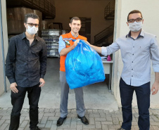 A Coordenação Estadual de Defesa Civil recebeu nesta sexta-feira (3) 1.000 máscaras de TNT. Elas serão usadas nas ações diárias do órgão, responsável por grande parte da logística de distribuição de donativos no Paraná. A entrega foi feita por voluntários da Associação Batista de Ação Social de Curitiba (Abasc) e a articulação foi realizada pela recém-criada Superintendência Geral de Ação Solidária. Foto: Divulgação