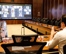 O governador Carlos Massa Ratinho Junior se reuniu por meio de videoconferência nesta segunda-feira (06) com deputados federais do Paraná para discutir estratégias conjuntas que possam ajudar o Estado a superar a crise e reforçar as ações de combate à pandemia de coronavírus. Segundo estimativas da Secretaria da Fazenda, o Paraná deixou de arrecadar R$ 220 milhões em tributos apenas em março.
Foto: Rodrigo Felix Leal