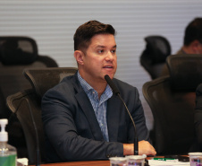 O Governador Carlos Massa Ratinho Junior em videoconferencia nesta terça-feira (07/04),  em reunião com Deputados Estaduais no Palácio Iguaçu. Na foto, o chefe da Casa Civil, Guto Silva.  Curitiba, 07/04/2020 - Foto: Geraldo Bubniak/AEN