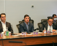 O Governador Carlos Massa Ratinho Junior em videoconferencia nesta terça-feira (07/04),  em reunião com Deputados Estaduais no Palácio Iguaçu. Na foto, o chefe da Casa Civil, Guto Silva.  Curitiba, 07/04/2020 - Foto: Geraldo Bubniak/AEN