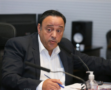 O Governador Carlos Massa Ratinho Junior em videoconferencia nesta terça-feira (07/04),  em reunião com Deputados Estaduais no Palácio Iguaçu. Na foto, deputado estadual Hussein Bakri, líder do governo do Paraná na Assembleia Legislativa.  Curitiba, 07/04/2020 - Foto: Geraldo Bubniak/AEN