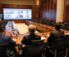 A Secretaria de Saúde do Paraná vai receber nos próximos dias 154 mil doses de hidroxicloroquina genérica do grupo farmacêutico Novartis/Sandoz, que tem uma planta em Cambé, no Norte do Estado. O acordo foi firmado nesta segunda-feira (13) entre representantes da empresa e o governador Carlos Massa Ratinho Junior.
