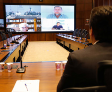 O governador Carlos Massa Ratinho Junior participou nesta segunda-feira (13) de uma videoconferência com os três senadores que representam o Estado no Congresso Federal, Álvaro Dias, Flávio Arns e Oriovisto Guimarães. O encontro foi pautado por questões econômicas e a necessidade de apoio ao projeto que pede o ressarcimento da União aos estados pelas perdas de arrecadação de ICMS e IPVA em razão da pandemia da Covid-19. Os dois tributos representam 78% da receita corrente líquida do Paraná.