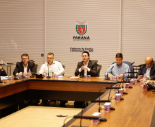 O governador Carlos Massa Ratinho Junior participou nesta segunda-feira (13) de uma videoconferência com os três senadores que representam o Estado no Congresso Federal, Álvaro Dias, Flávio Arns e Oriovisto Guimarães. O encontro foi pautado por questões econômicas e a necessidade de apoio ao projeto que pede o ressarcimento da União aos estados pelas perdas de arrecadação de ICMS e IPVA em razão da pandemia da Covid-19. Os dois tributos representam 78% da receita corrente líquida do Paraná.