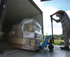 A Secretaria de Estado da Saúde iniciou nesta segunda-feira (13) o envio de mais 530 mil equipamentos de proteção individual (EPI’s) para as 22 Regionais de Saúde do Paraná. Os materiais incluem máscaras, luvas, tocas, aventais, óculos de proteção e álcool em gel.