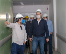 O governador Carlos Massa Ratinho Junior vistoriou nesta terça-feira (14) as obras do novo Hospital Regional de Guarapuava, na Região Central do Estado. Uma ala do complexo médico teve a construção antecipada para que possa ser direcionada exclusivamente para o tratamento do coronavírus. A previsão é que fique pronta em até 45 dias