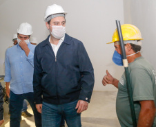 O governador Carlos Massa Ratinho Junior vistoriou nesta terça-feira (14) as obras do novo Hospital Regional de Guarapuava, na Região Central do Estado. Uma ala do complexo médico teve a construção antecipada para que possa ser direcionada exclusivamente para o tratamento do coronavírus. A previsão é que fique pronta em até 45 dias