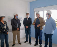 O governador Carlos Massa Ratinho Junior vistoriou nesta terça-feira (14) as obras do novo Hospital Regional de Guarapuava, na Região Central do Estado. Uma ala do complexo médico teve a construção antecipada para que possa ser direcionada exclusivamente para o tratamento do coronavírus. A previsão é que fique pronta em até 45 dias