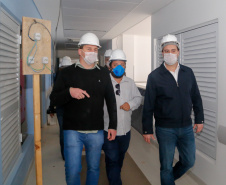 O governador Carlos Massa Ratinho Junior vistoriou nesta terça-feira (14) as obras do novo Hospital Regional de Guarapuava, na Região Central do Estado. Uma ala do complexo médico teve a construção antecipada para que possa ser direcionada exclusivamente para o tratamento do coronavírus. A previsão é que fique pronta em até 45 dias