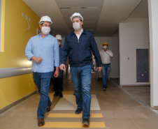 O governador Carlos Massa Ratinho Junior vistoriou nesta terça-feira (14) as obras do novo Hospital Regional de Guarapuava, na Região Central do Estado. Uma ala do complexo médico teve a construção antecipada para que possa ser direcionada exclusivamente para o tratamento do coronavírus. A previsão é que fique pronta em até 45 dias