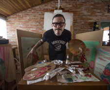 O artista Rafael Silveira trabalha em seu ateliê em Curitiba. Foto:MON
