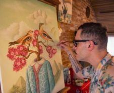 O artista Rafael Silveira trabalha em seu ateliê em Curitiba. Foto:MON