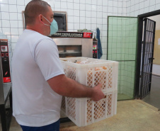 Parceria garante doação de pães e kits de hortaliças em Cascavel. Foto: Depen