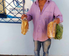 Parceria garante doação de pães e kits de hortaliças em Cascavel. Foto: Depen