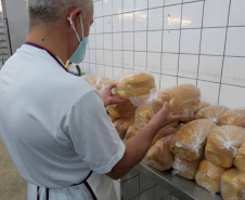 Parceria garante doação de pães e kits de hortaliças em Cascavel. Foto: Depen