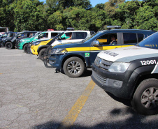 Uma força-tarefa das forças de segurança públicas atuantes no Litoral do Estado foi montada para deflagrar a Operação Carga Segura a partir desta sexta-feira (17). A ação é um esforço para combater as vazadas (furto de carga), além de roubos, furtos e outros crimes. O lançamento das atividades foi no Pátio de Triagem do Porto de Paranaguá.